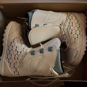 White and Blue thirtytwo Snowboard Boots Size 9❤️